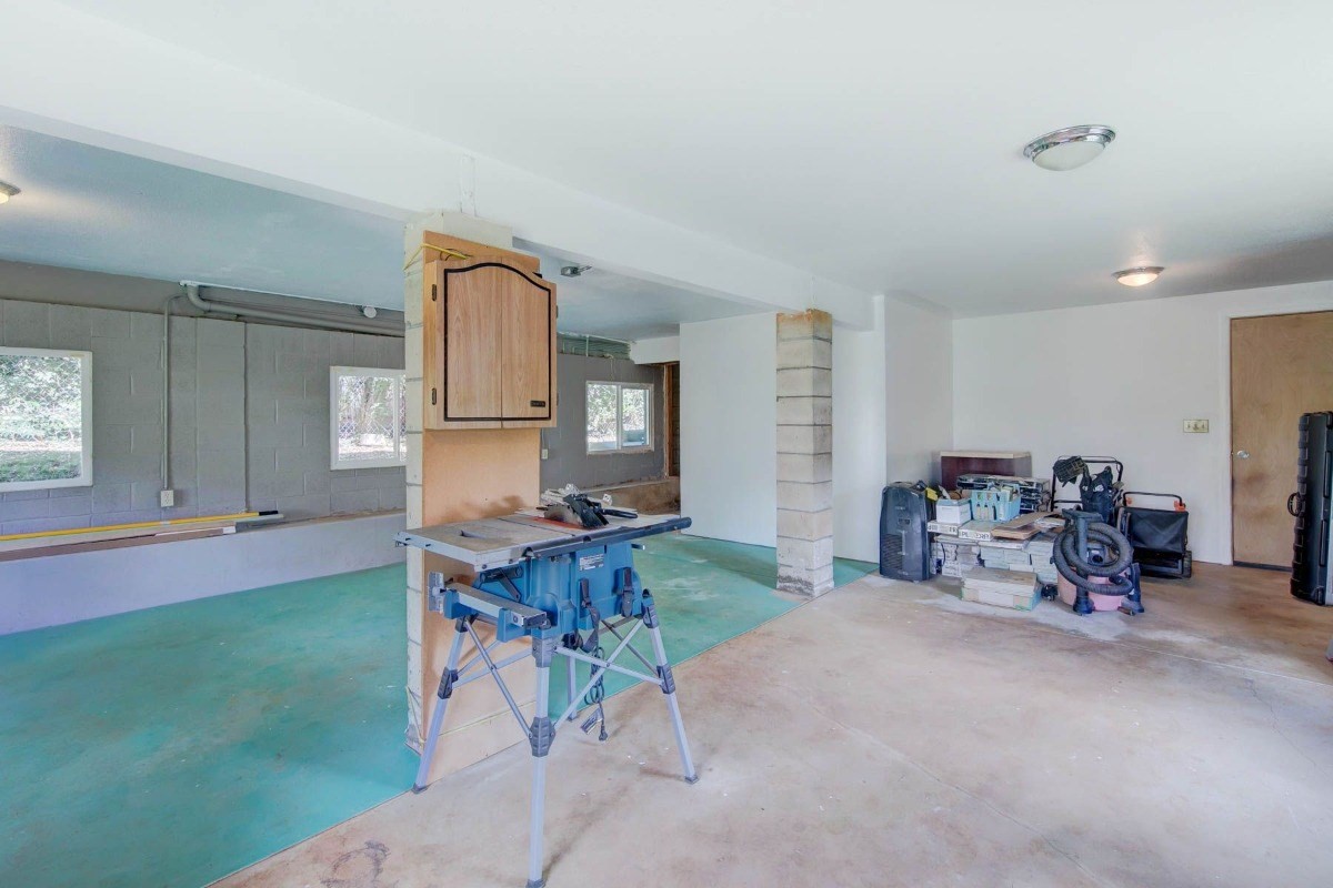 4875 Hauaala Road, Unit 1 Kapaa, HI 96746 - Photo 4 of 19 a view of a room with gym equipment