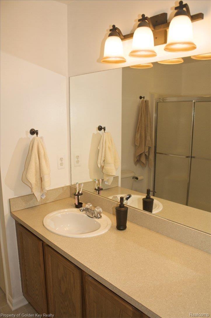 11762 Farmington Road, Unit 40 Livonia, MI 48150 - Photo 11 of 19 Master Bath