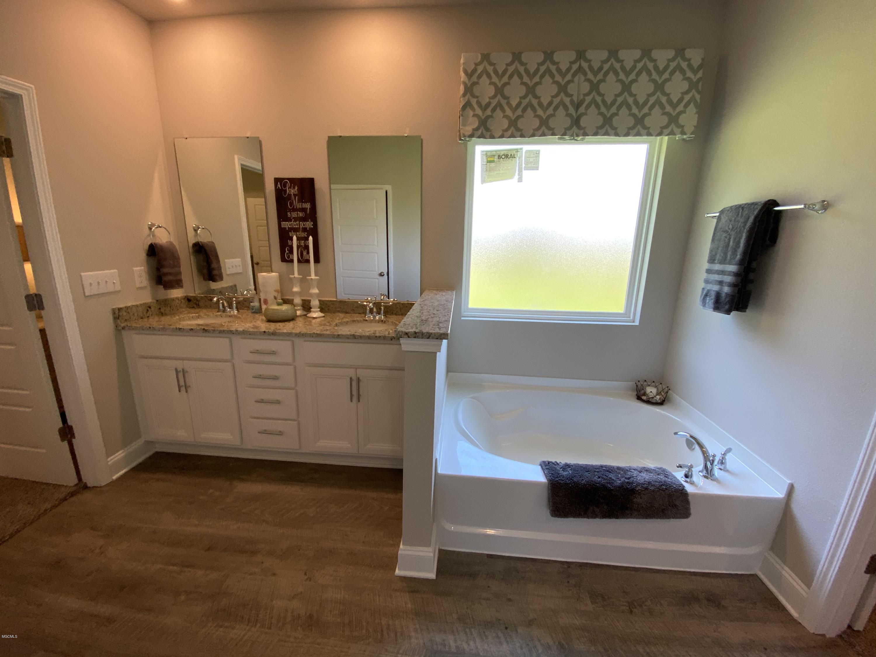 11233 Shorecrest Road Biloxi, MS 39532 - Photo 22 of 27 Destin 1st Suite Bath (2)