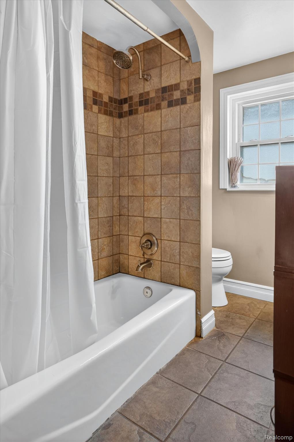 338 Kensington Road Lansing, MI 48910 - Photo 23 of 35 Full bath with toilet and shower / bathtub combination with curtain