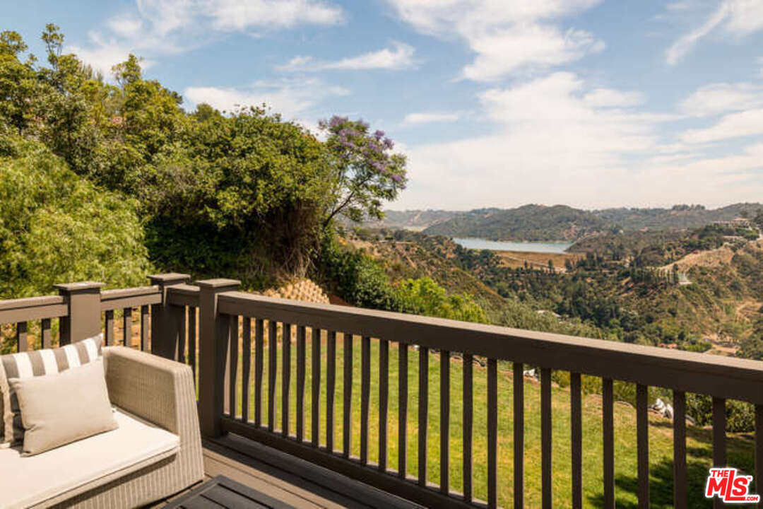 1374 Stradella Road Los Angeles, CA 90077 - Photo 28 of 47 a balcony with wooden floor and city view