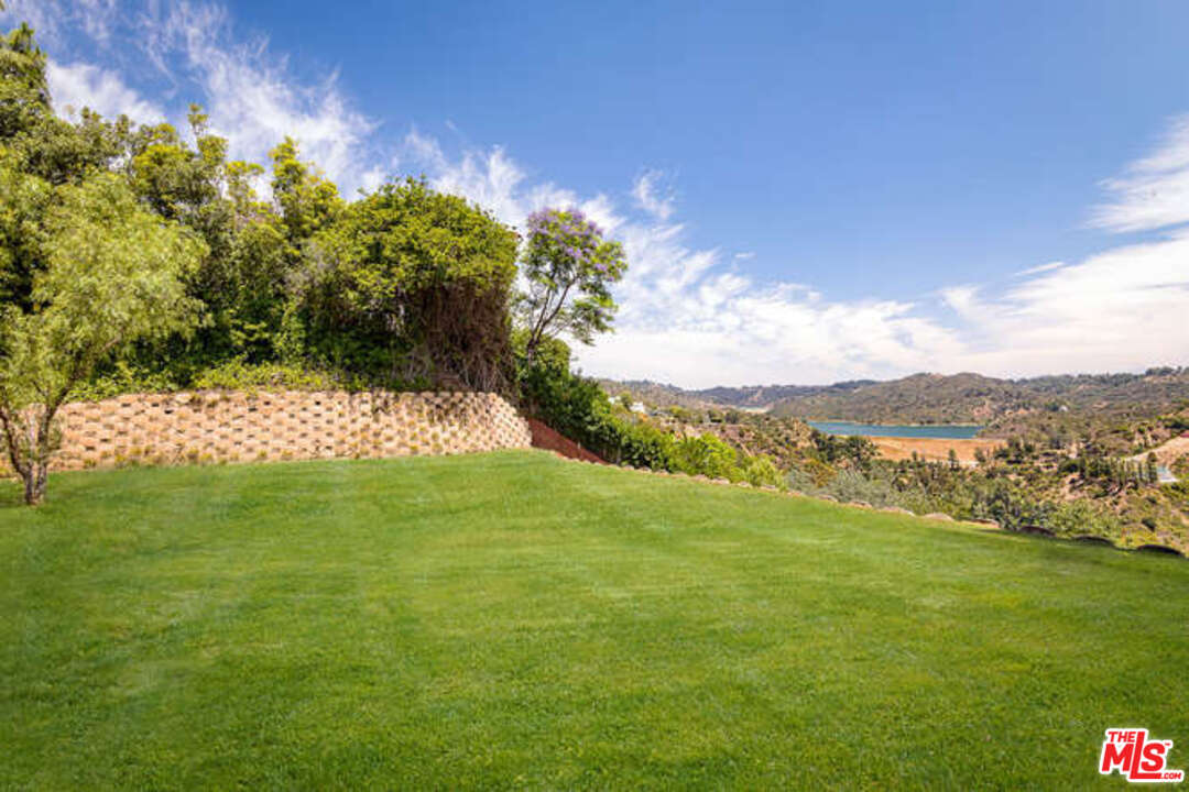 1374 Stradella Road Los Angeles, CA 90077 - Photo 40 of 47 a view of an ocean from a yard
