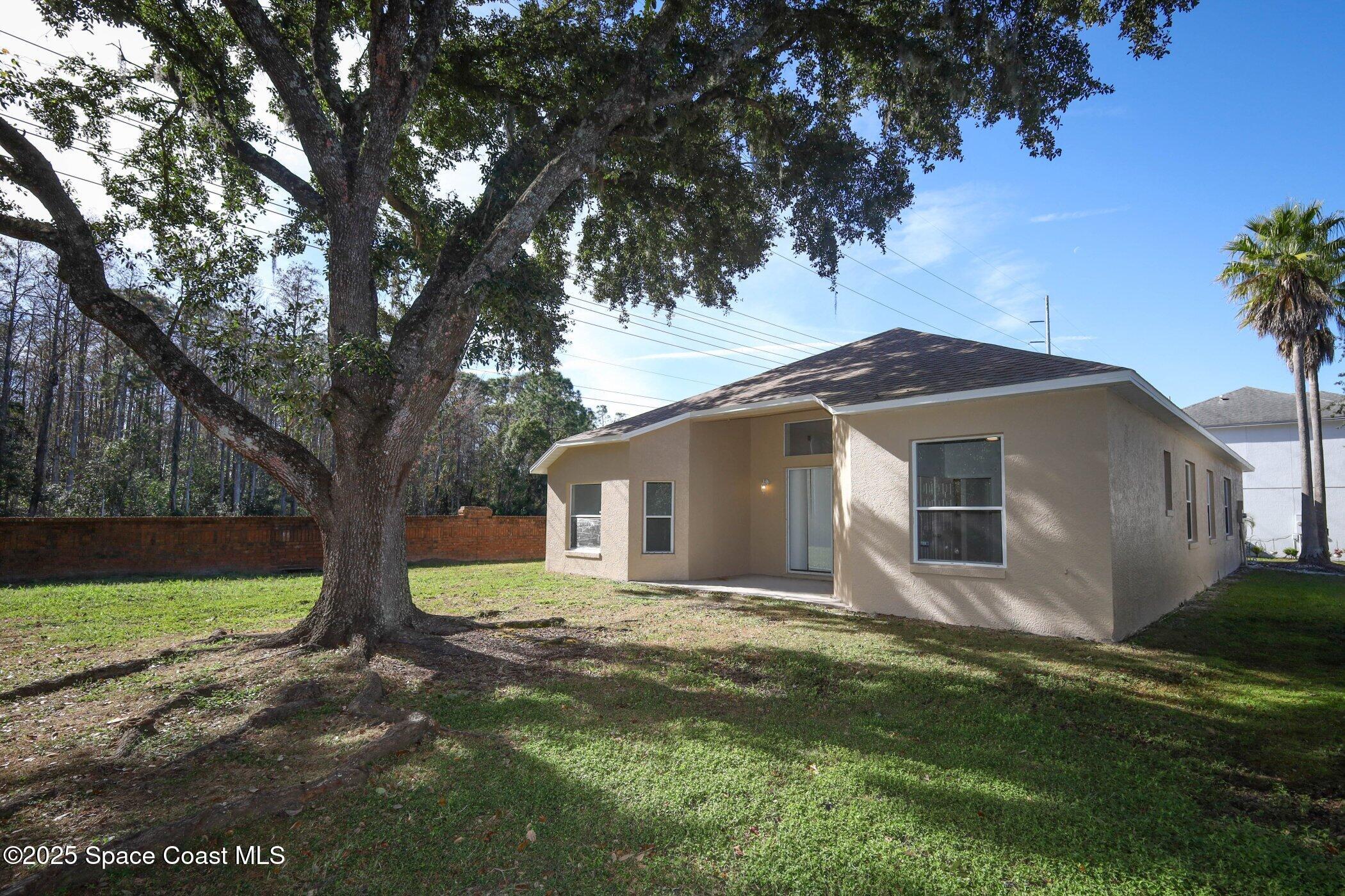 3700 Becontree Place Oviedo, FL 32765 - Photo 38 of 39 a front view of house with yard and green space