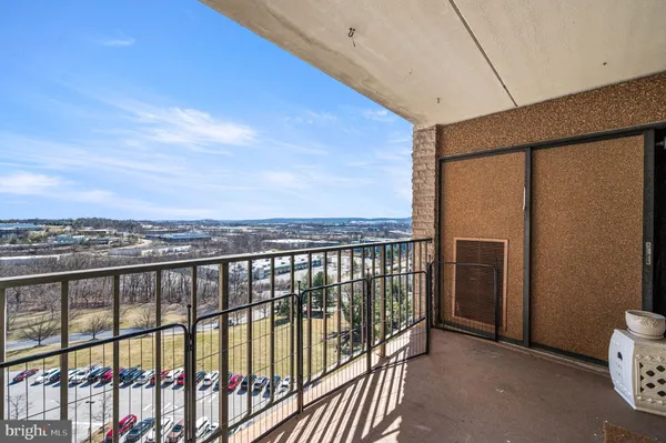 a view of a kitchen and dining room