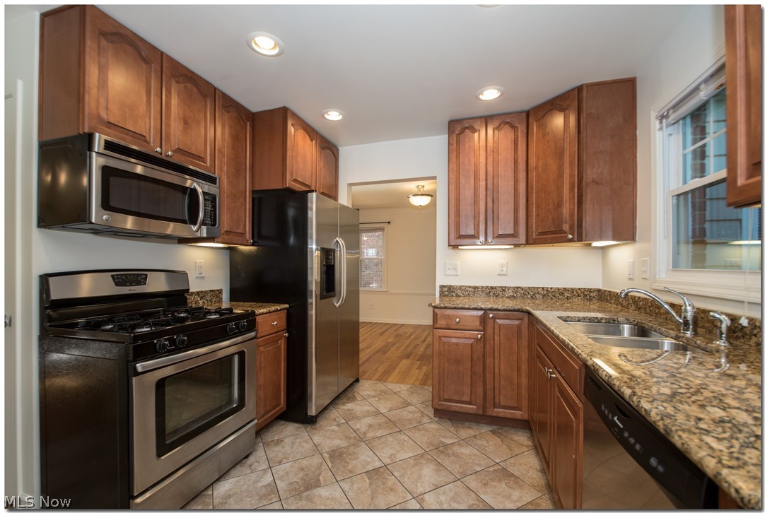2416 Fenwick Road Cleveland, OH 44118 - Photo 7 of 35