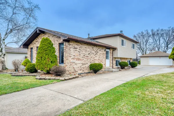 $3,100 | 7642 West 92nd Place, Hickory Hills, IL 60457