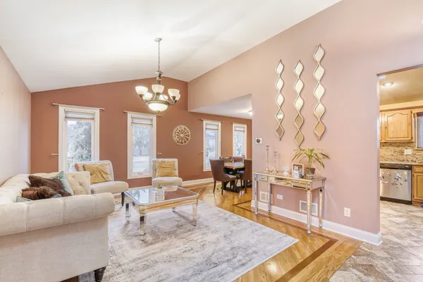 $3,100 | 7642 West 92nd Place, Hickory Hills, IL 60457