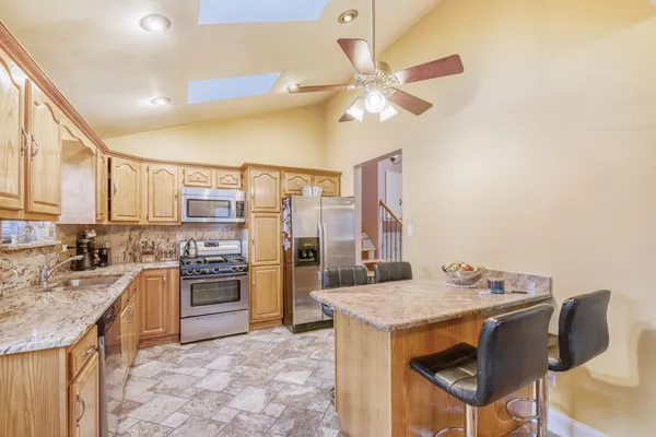 $3,100 | 7642 West 92nd Place, Hickory Hills, IL 60457