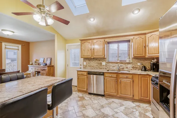 $3,100 | 7642 West 92nd Place, Hickory Hills, IL 60457