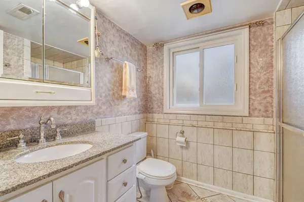 $3,100 | 7642 West 92nd Place, Hickory Hills, IL 60457