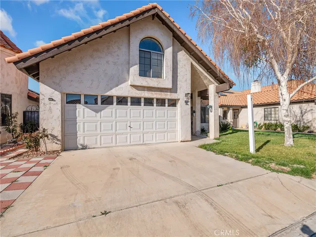 $300,000 | 19246 Pine Way, Apple Valley, CA 92308