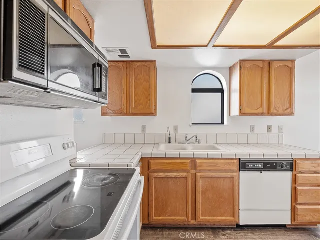 $300,000 | 19246 Pine Way, Apple Valley, CA 92308