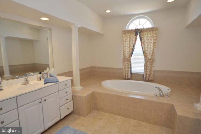 4641 Spring Run Road Warrenton, VA 20187 - Photo 2 of 16 Master Bath