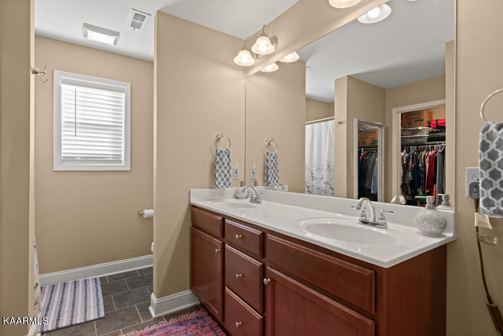 171 Crossroads Boulevard Oak Ridge, TN 37830 - Photo 16 of 29 Master Bath