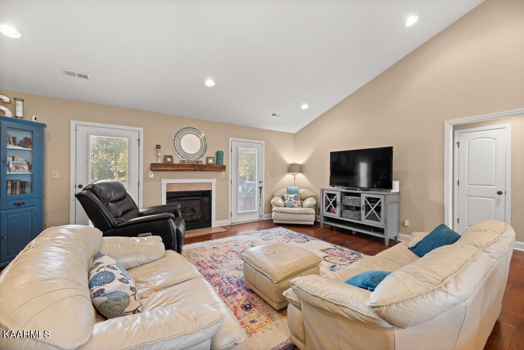 171 Crossroads Boulevard Oak Ridge, TN 37830 - Photo 4 of 29 Living Room