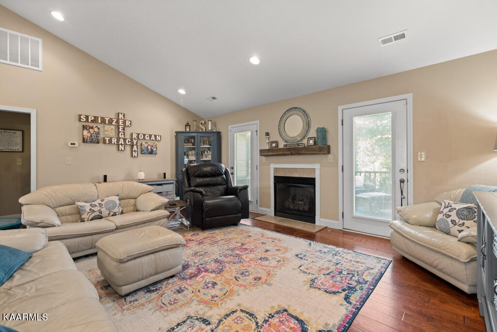 171 Crossroads Boulevard Oak Ridge, TN 37830 - Photo 6 of 29 Living Room