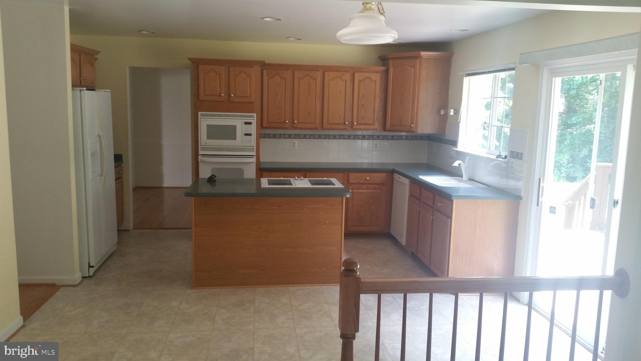 10408 Navarone Place Manassas, VA 20110 - Photo 10 of 31 Kitchen with island