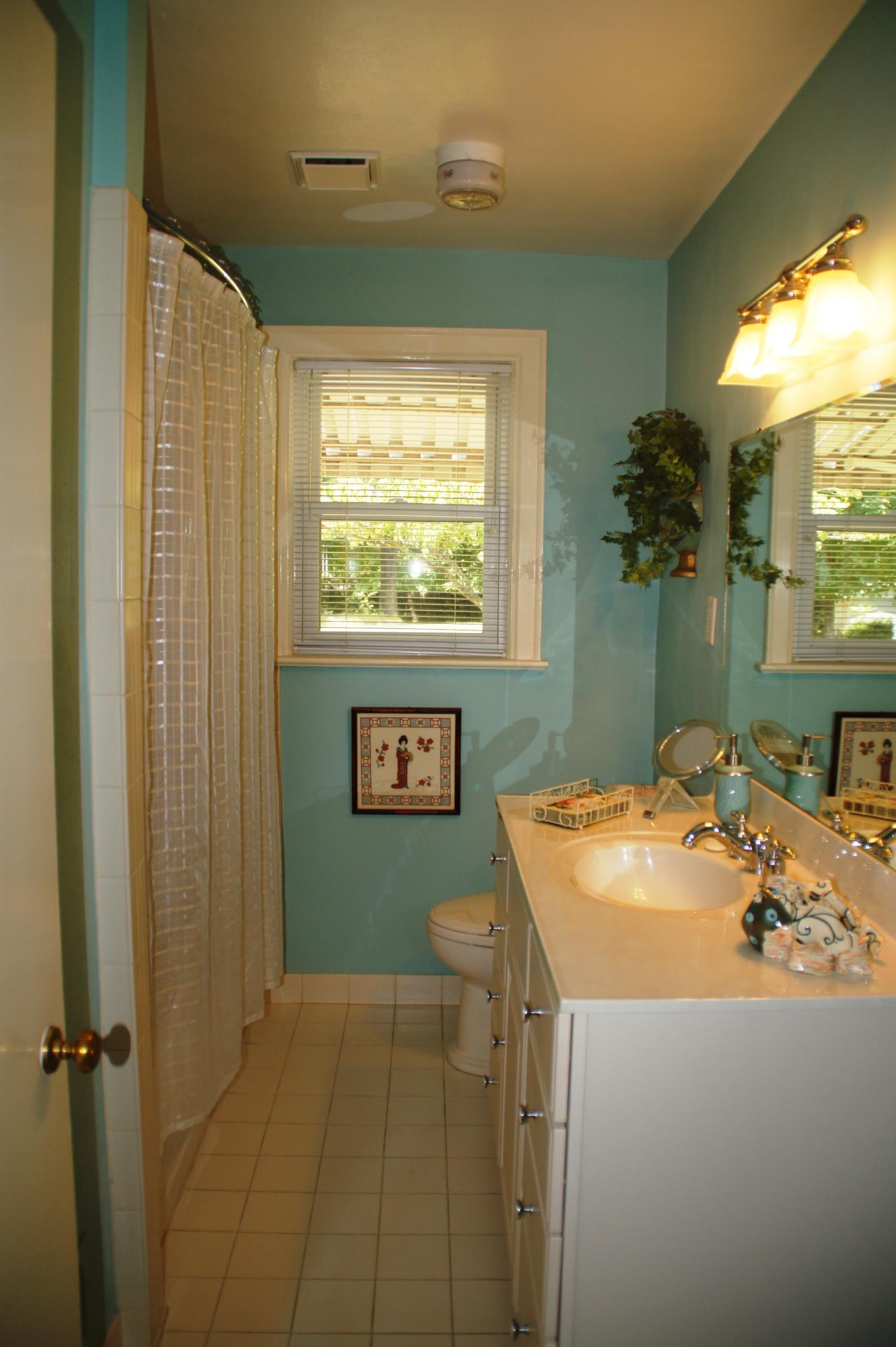 3509 Windsor Road Roanoke, VA 24018 - Photo 24 of 41 Hall Bath