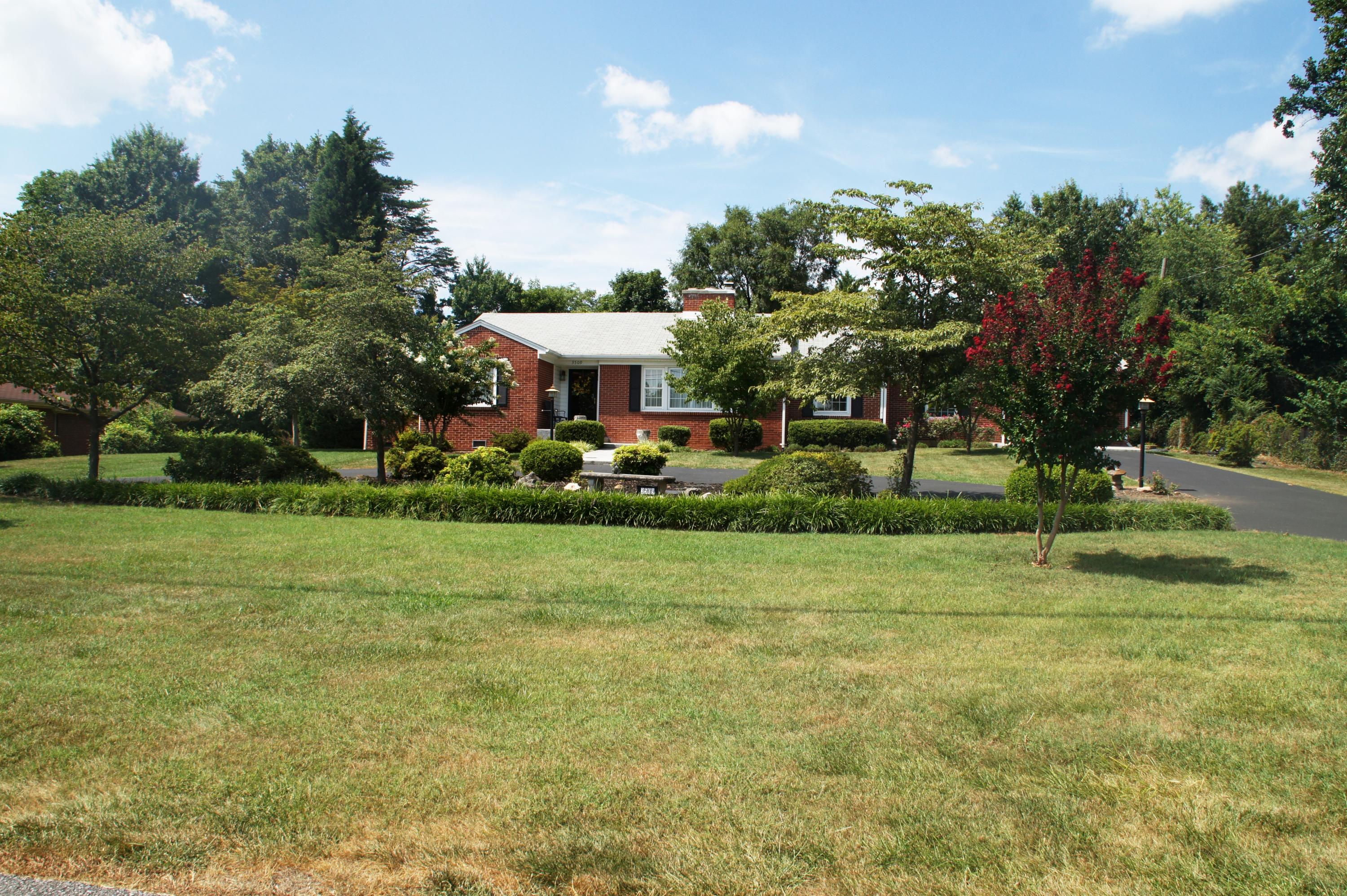 3509 Windsor Road Roanoke, VA 24018 - Photo 39 of 41 Beautiful landscaping