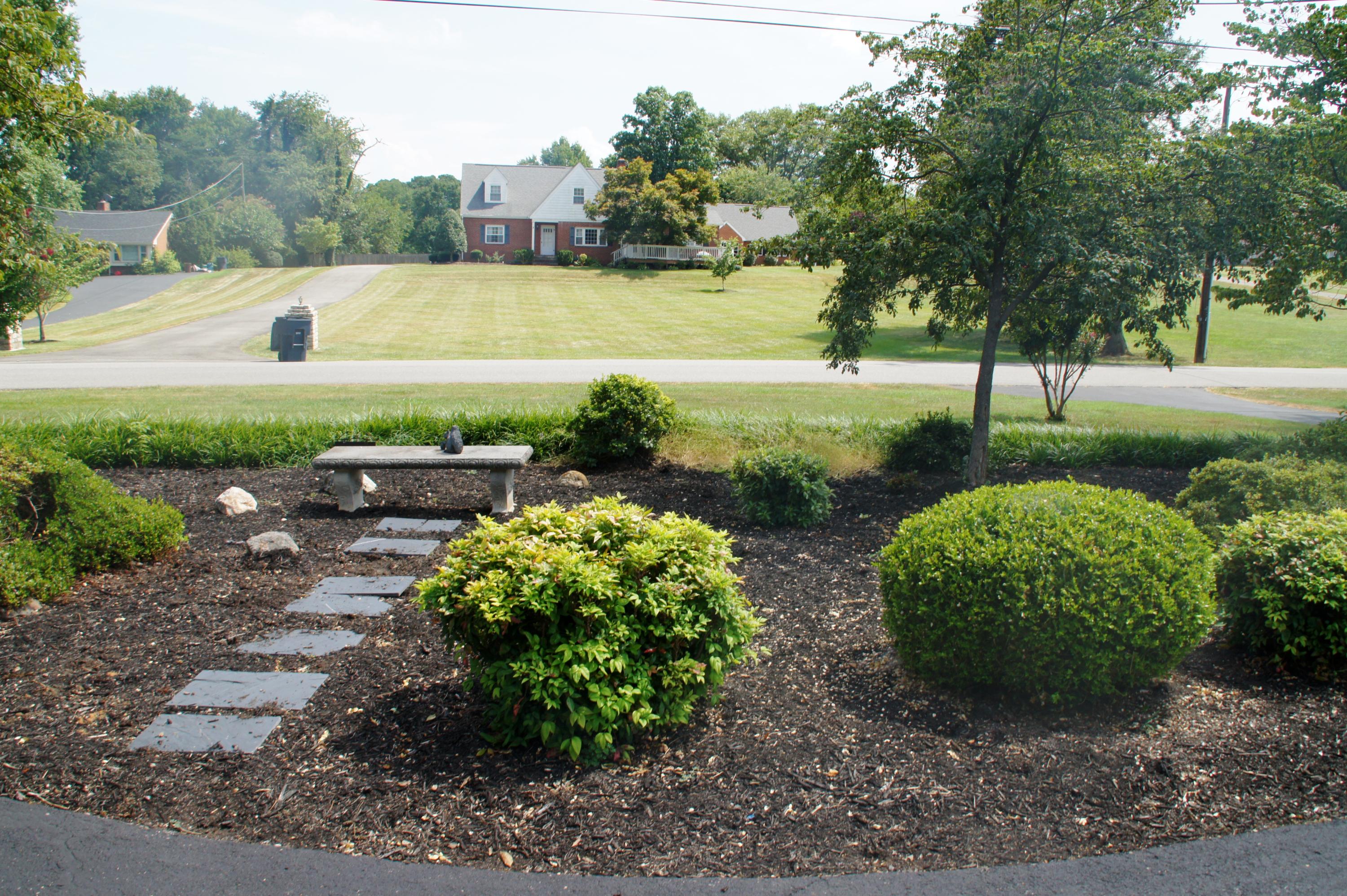 3509 Windsor Road Roanoke, VA 24018 - Photo 41 of 41 Front Garden