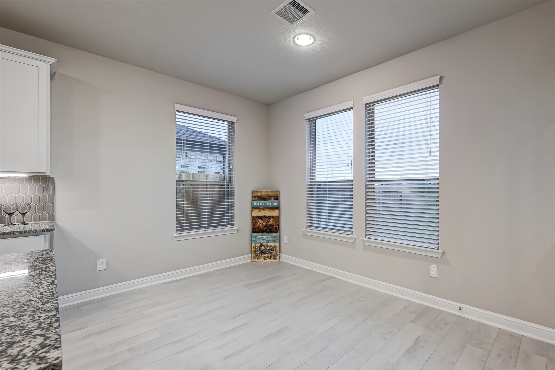 3327 Learning Tree Lane Rosenberg, TX 77471 - Photo 21 of 50 Spacious breakfast area overlooks backyard