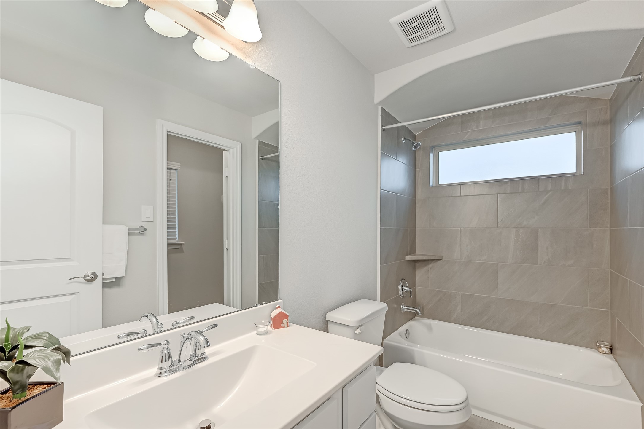 3327 Learning Tree Lane Rosenberg, TX 77471 - Photo 42 of 50 Private bath for guest bedroom