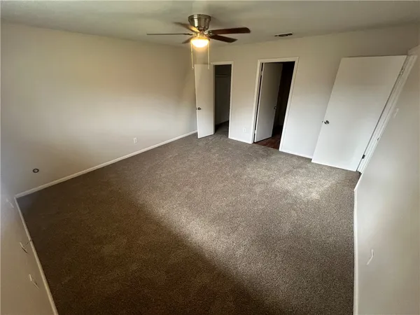 en empty room with an empty space