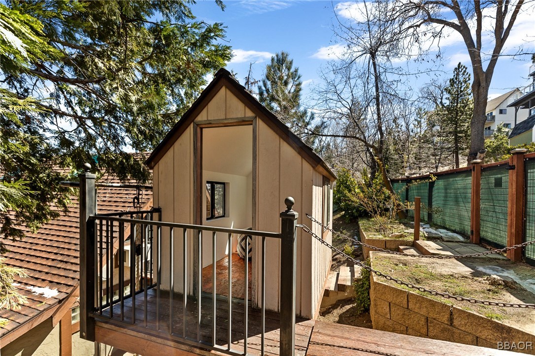 28971 Banff Drive Lake Arrowhead, CA 92352 - Photo 40 of 46 a view of a house with wooden fence