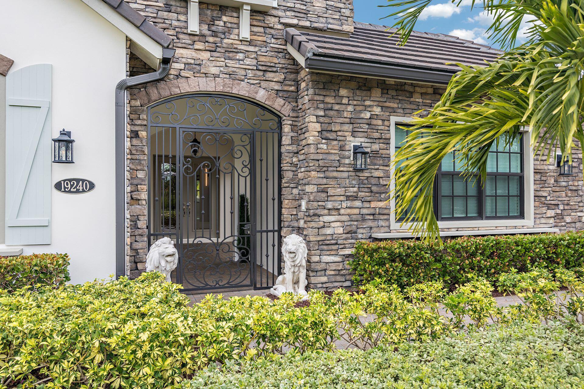 19240 Southeast Hidden Bridge Court Jupiter, FL 33458 - Photo 9 of 60 5