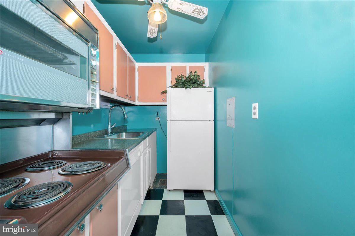9701 Fields Road, Unit 2206 Gaithersburg, MD 20878 - Photo 14 of 30 a kitchen with a refrigerator and a stove