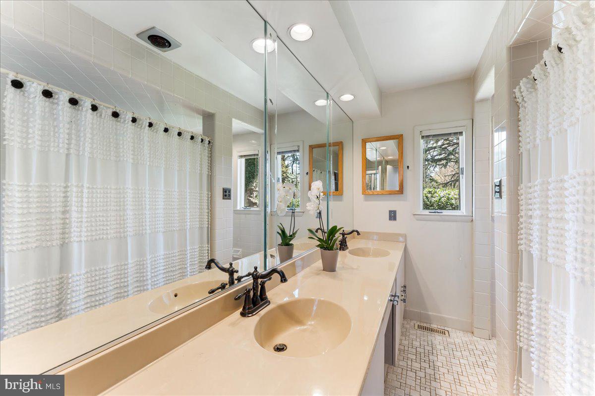 962 Frazier Road Rydal, PA 19046 - Photo 33 of 50 a bathroom with a tub sink and mirror