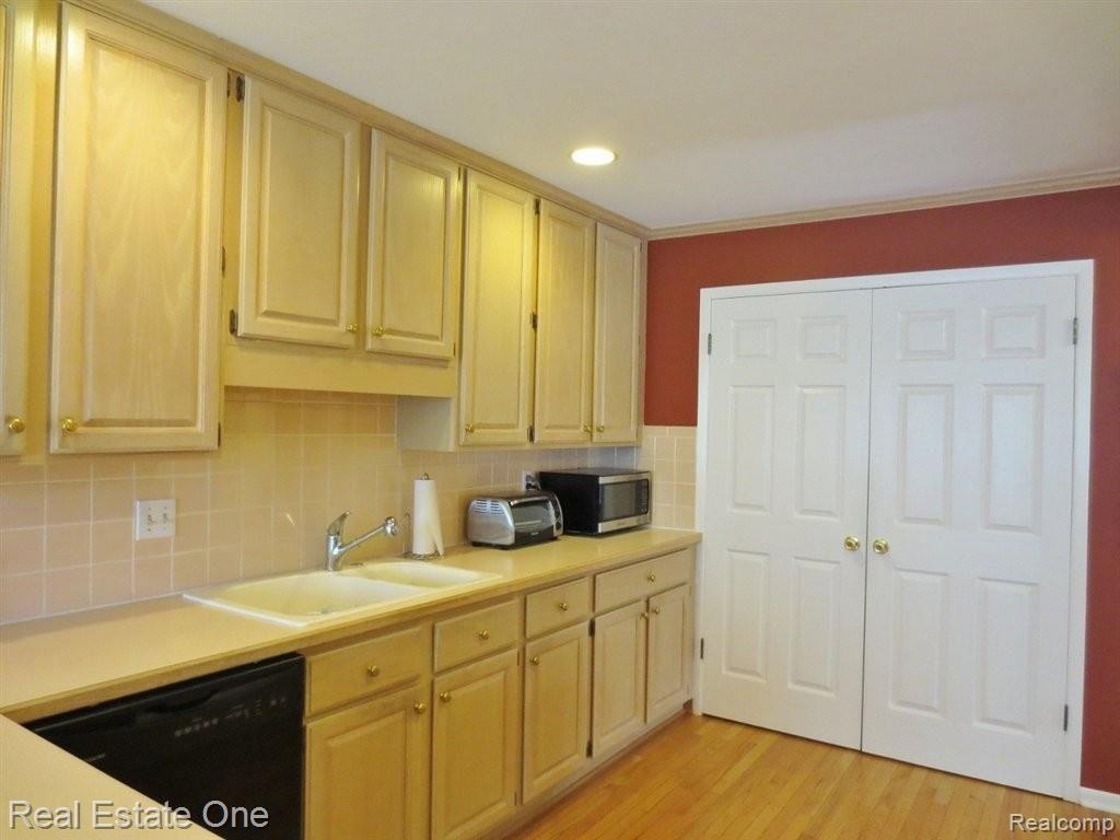 1227 Candlestick Lane, Unit 123 Rochester, MI 48306 - Photo 6 of 12 6 Kitchen.jpg