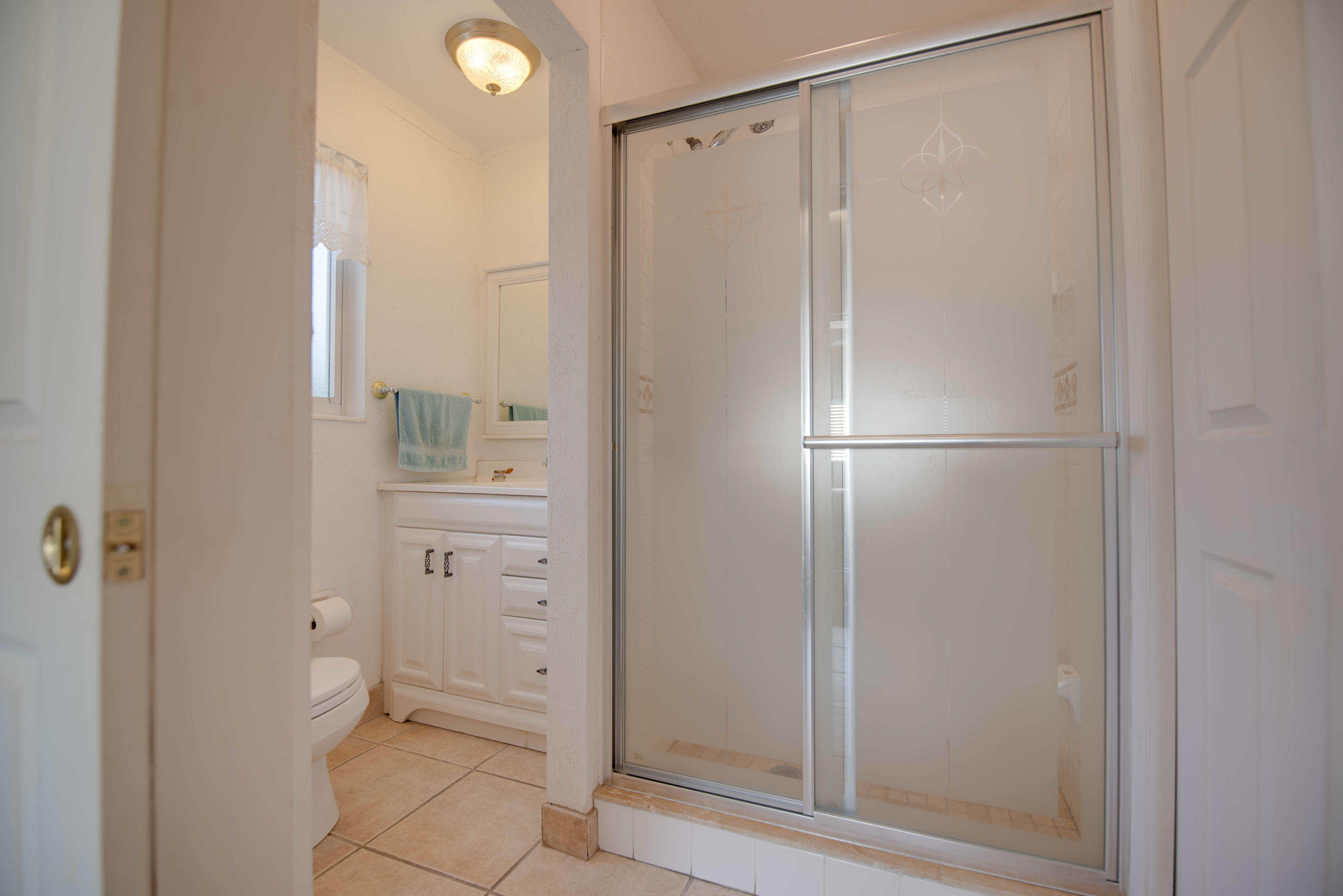 8260 Aviation Boulevard Marathon, FL 33050 - Photo 13 of 22 Guest bathroom (2)