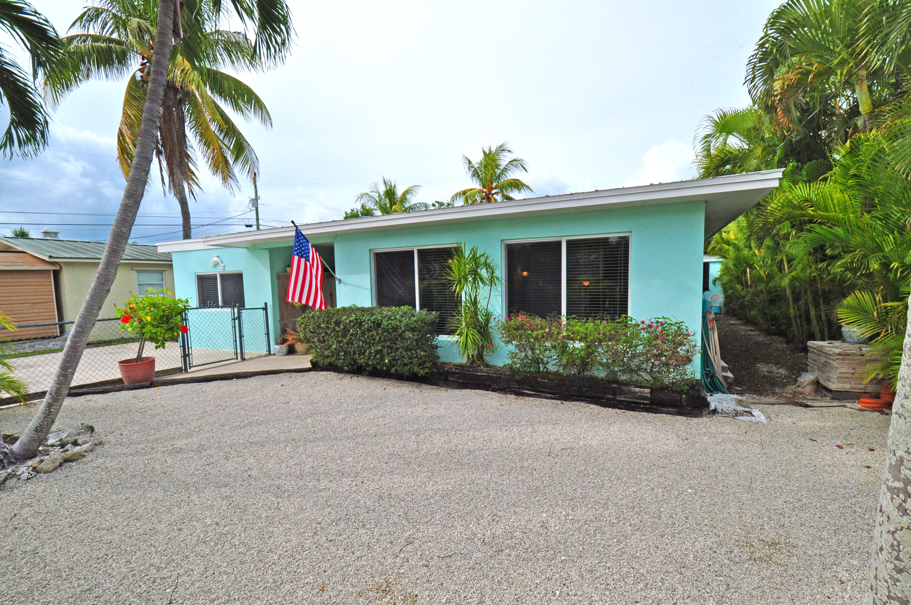 8260 Aviation Boulevard Marathon, FL 33050 - Photo 3 of 22 Front Yard