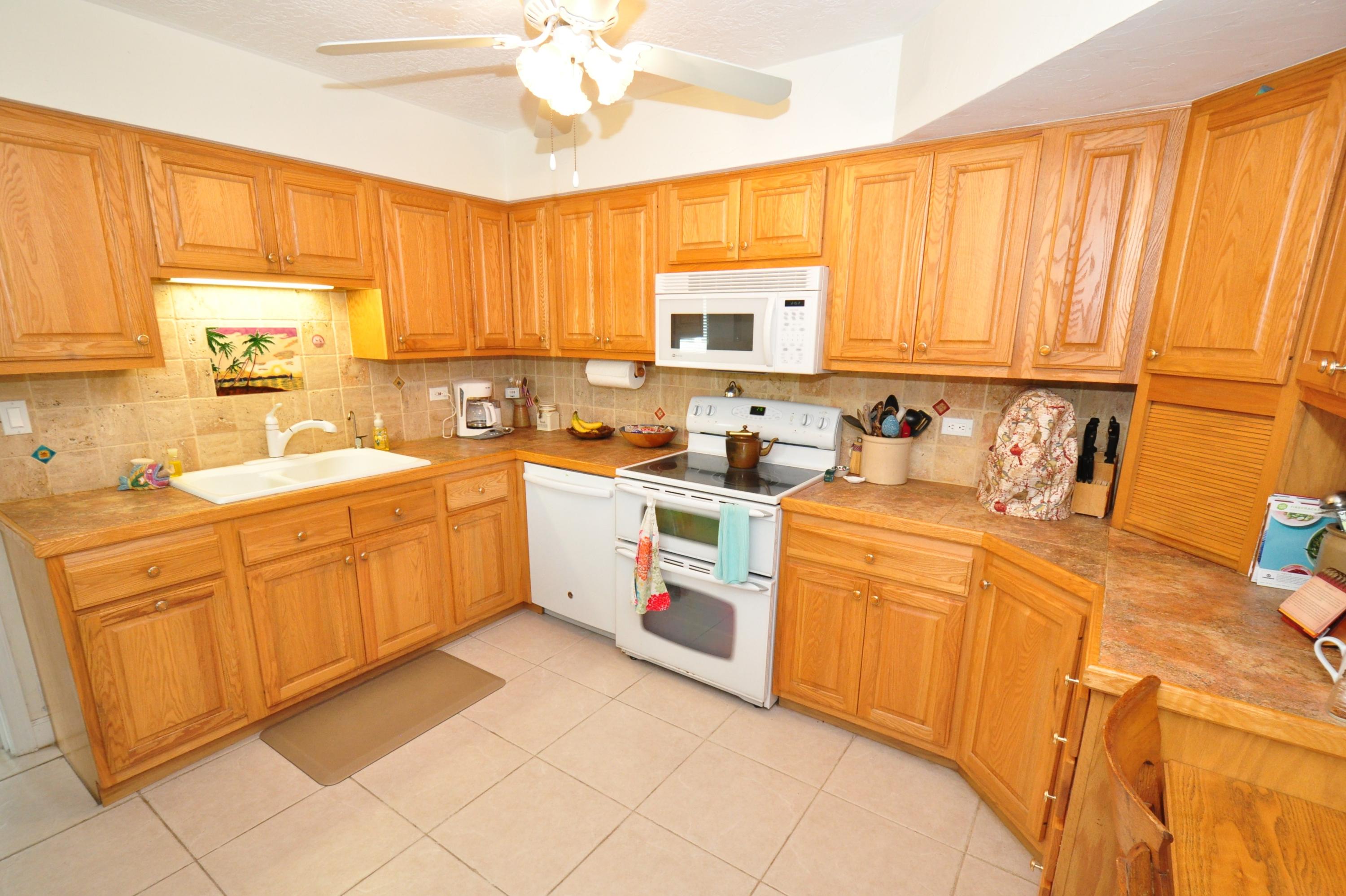 8260 Aviation Boulevard Marathon, FL 33050 - Photo 9 of 22 Kitchen