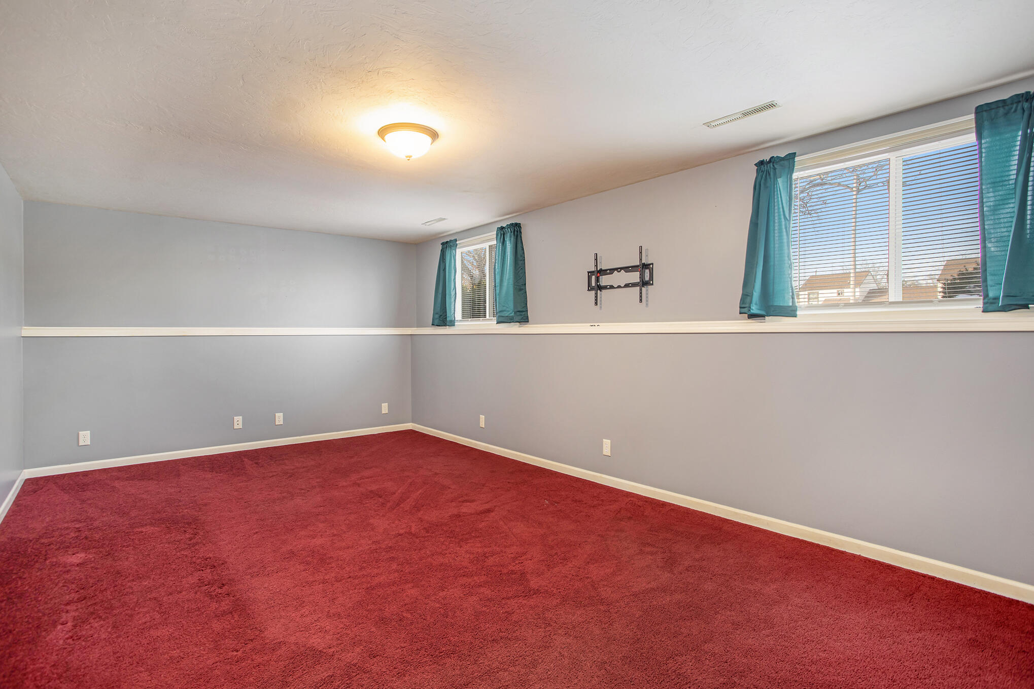 939 East Hoffman Street Three Rivers, MI 49093 - Photo 16 of 25 Lookout Windows Lower Level