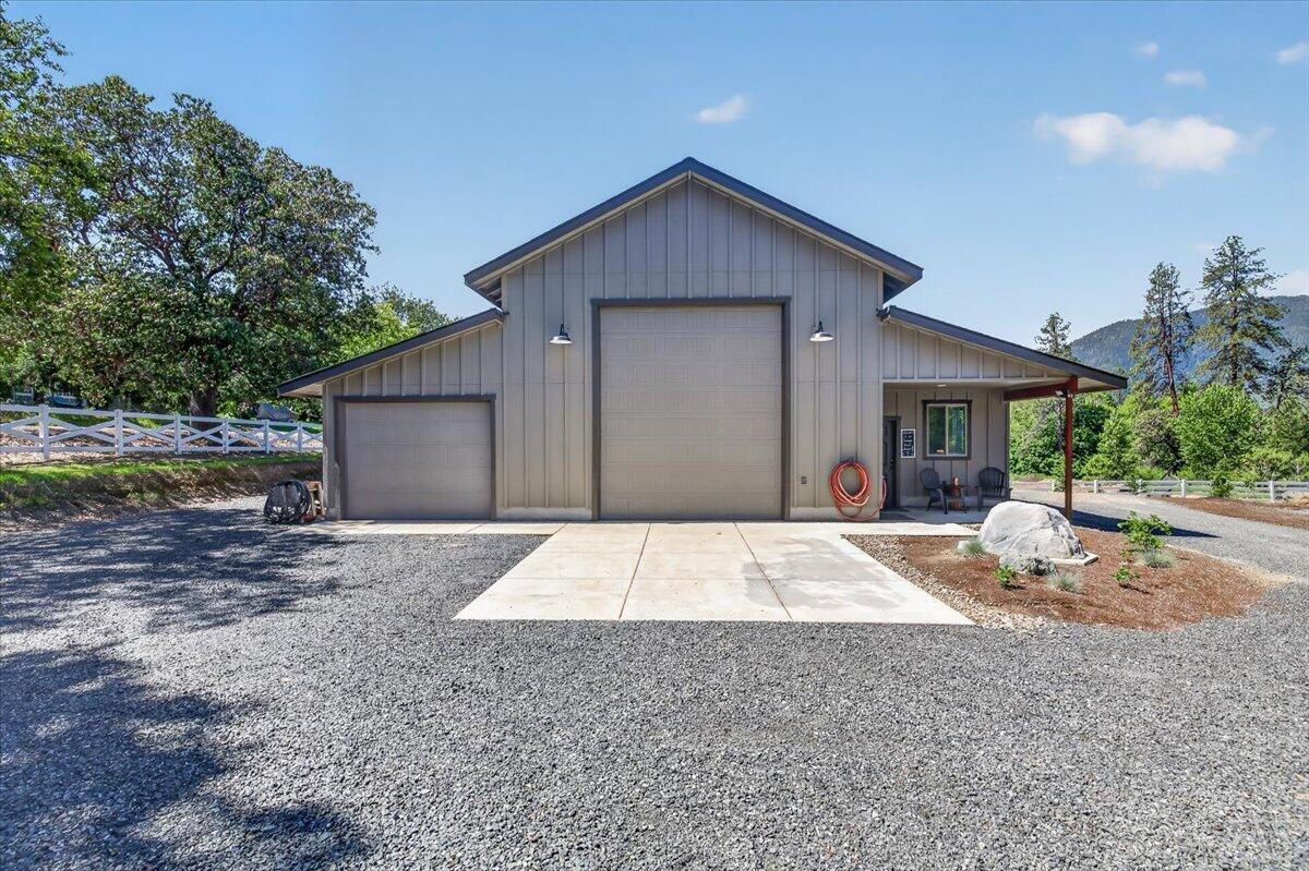 469 Wards Creek Road Rogue River, OR 97537 - Photo 51 of 84 7 car garage with Lift or RV parking