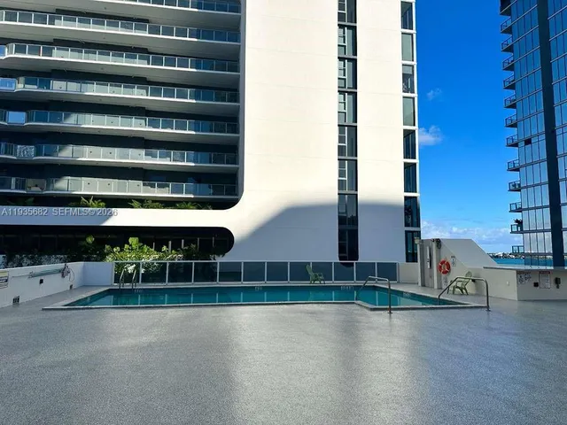 a view of a back yard