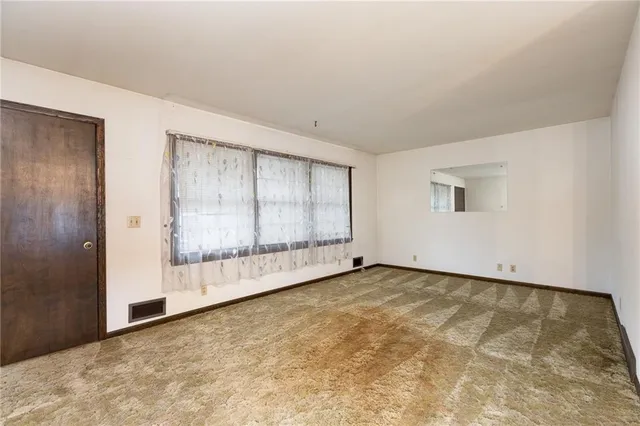 $275,000 | 483 Northeast Meadowbrook Road, Kansas City, MO 64119