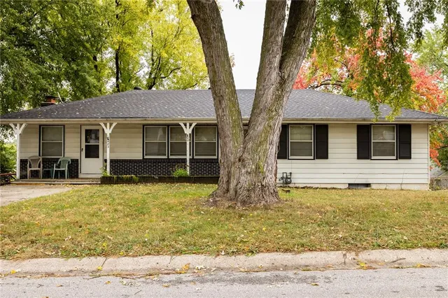 $275,000 | 483 Northeast Meadowbrook Road, Kansas City, MO 64119