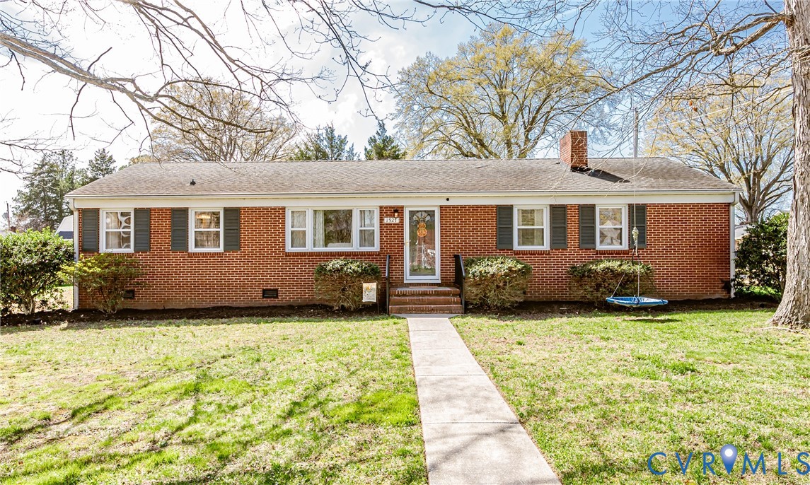 a view of a house with backyard porch and garden