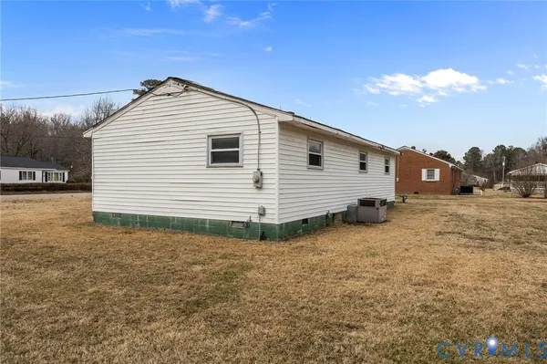 a view of a house with backyard
