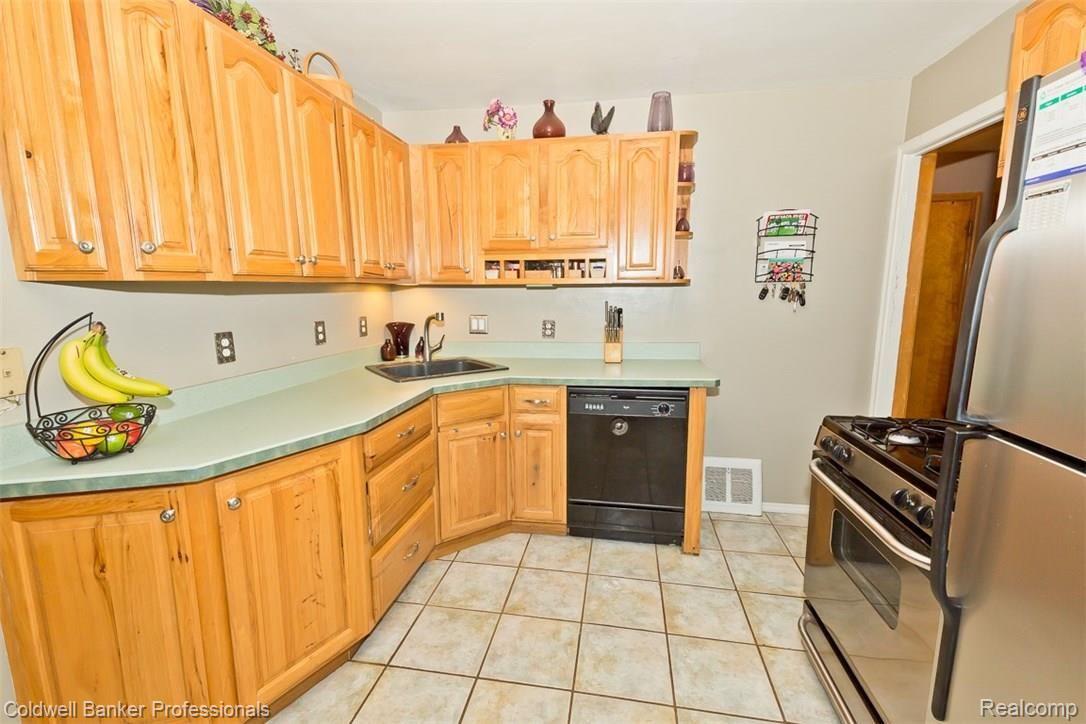 3111 Harvard Road Royal Oak, MI 48073 - Photo 17 of 30 24.jpg