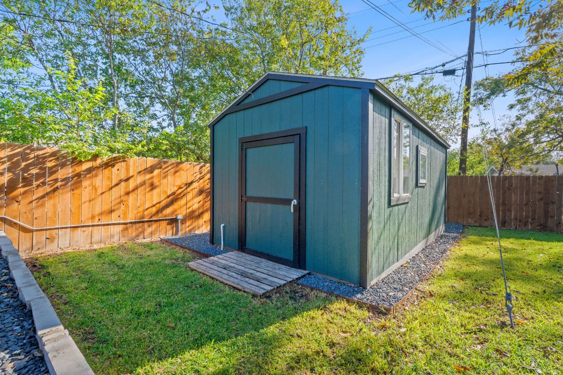 8801 Redfield Lane Austin, TX 78758 - Photo 29 of 31 a view of backyard with small cabin