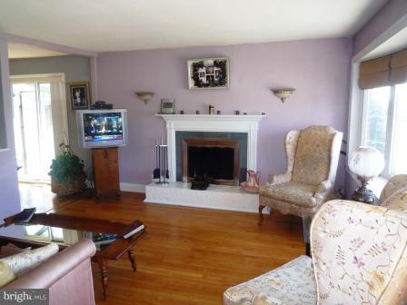 1209 Berkwood Road Baltimore, MD 21237 - Photo 2 of 19 Living Room