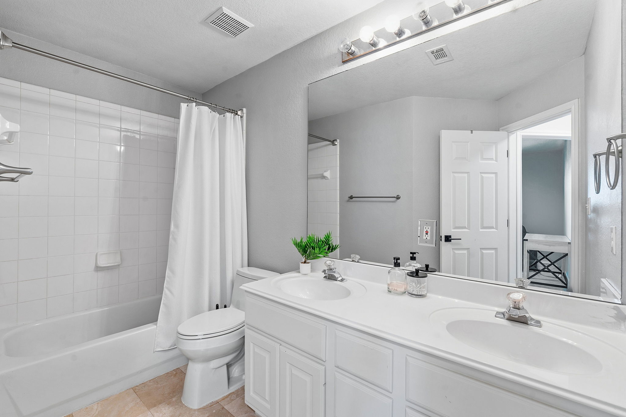 5000 Mission Oaks Boulevard, Unit 30 Austin, TX 78735 - Photo 22 of 31 Upstairs full bathroom. 5000 Mission Oaks Dr #30