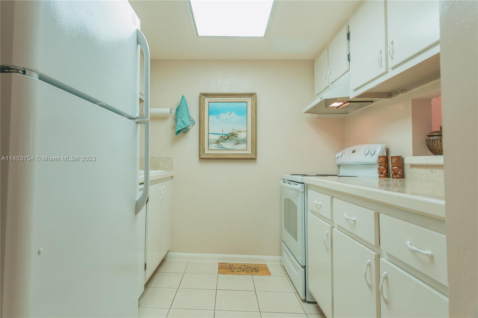 894 Southwest 9th St Circle, Unit 8 Boca Raton, FL 33486 - Photo 4 of 24 a bathroom with a shower and a sink