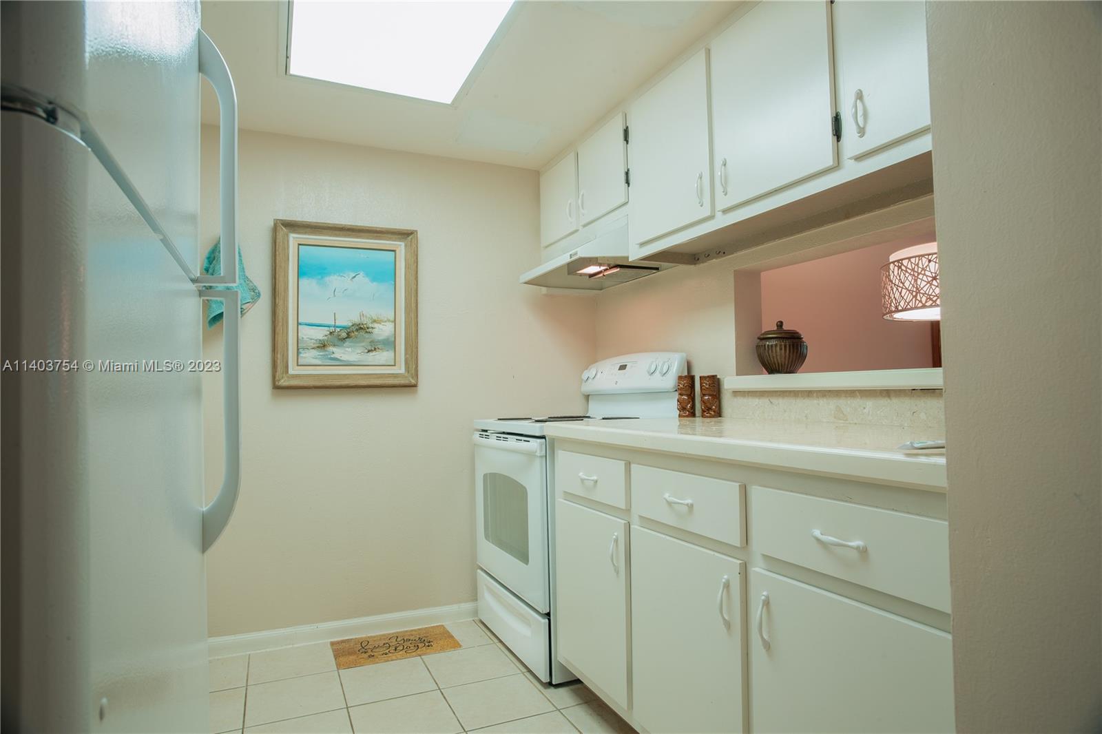 894 Southwest 9th St Circle, Unit 8 Boca Raton, FL 33486 - Photo 5 of 24 a room with cabinets and a window