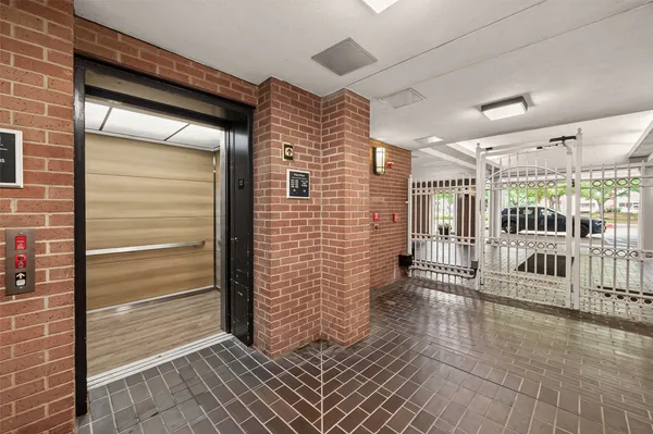 $879 | 7575 Willow Chase Boulevard, Unit 2325, Houston, TX 77070