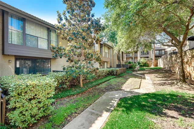 a view of a yard in front of house